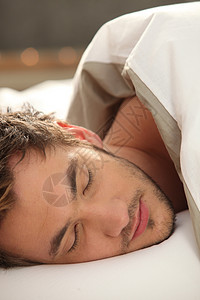 睡觉的青年男子休息帮助眼睛时间床单男性内衣睡眠枕头养护图片