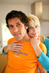 年轻夫妇在厨房抱抱微笑拥抱房间男人男性女士亲热沙发伙伴女性图片