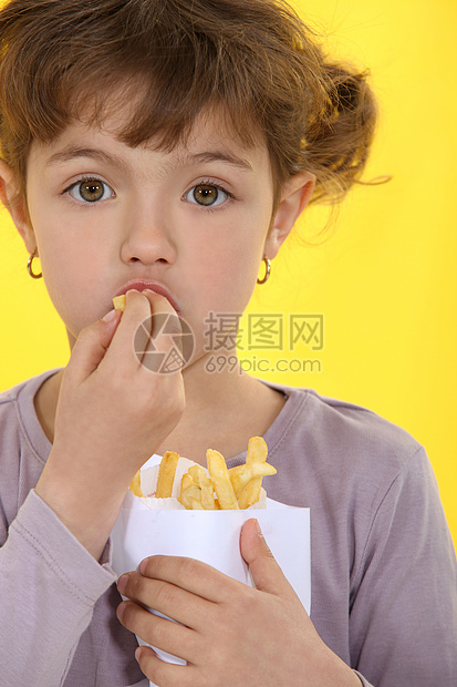 女孩吃薯条油炸脂肪咀嚼筹码土豆食物鼻子辫子眼睛敬畏图片