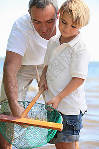 父亲和儿子捕鱼鳟鱼鱼缸垂钓者池塘捕手绳索低音渔夫钓鱼码头图片