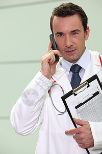 医生在电话里说话双耳顾虑全科工作服男人呼唤办公室回合耳塞记录图片