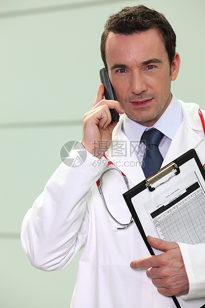 医生在电话里说话双耳顾虑全科工作服男人呼唤办公室回合耳塞记录图片