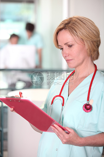 使用剪贴板的女性医护人员病人绿色医疗诊所笔记医生实习生病房药品护士图片