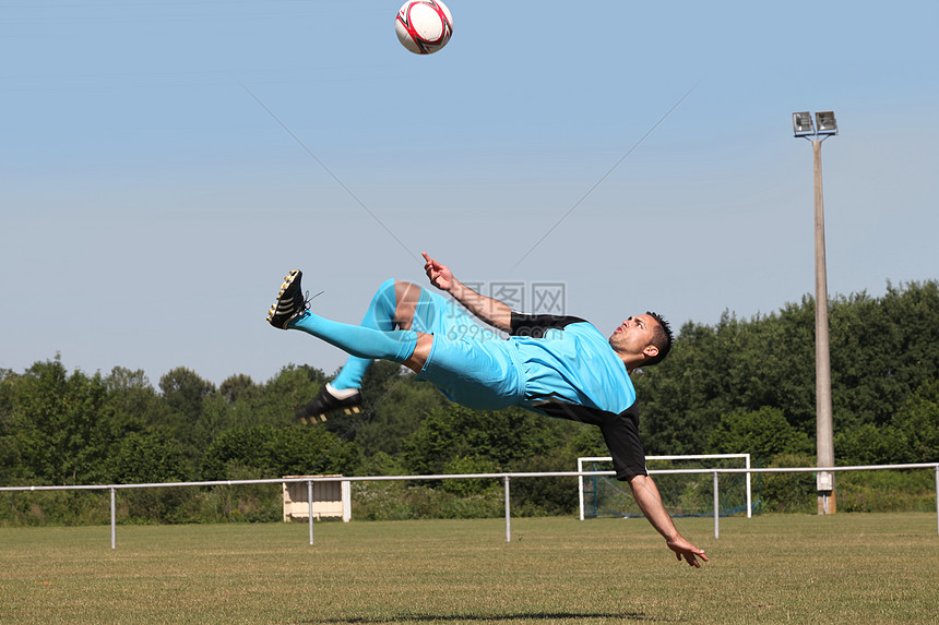 足球运动员在空中后踢图片