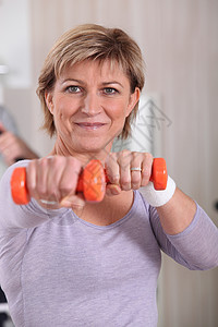 在健身房工作的女人运动力量训练活力白色女士毅力哑铃建筑重量图片