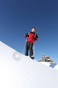 男子在山上滑雪石头全景蓝天旅行滑雪者爬坡岩石顶峰假期蓝色图片