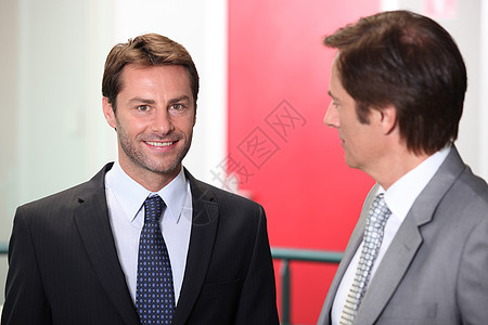 开着微笑的商务人士走廊男性男人商业棕色套装经理工作眼睛白色图片