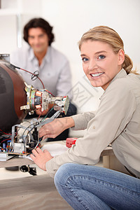 妇女修理电视机男人电视技术员金发管子妻子客户伙伴男性工人图片