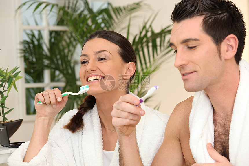 在浴室刷牙的情侣图片