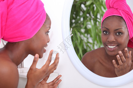 女人照镜子文件毛巾配置头巾卫生洗涤视图镜子反射浴室图片