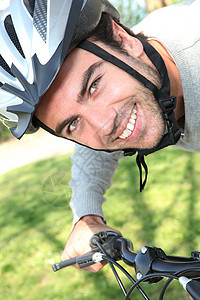 骑自行车的年轻人微笑休闲力量车辆闲暇头盔骑术旅行男性快乐图片