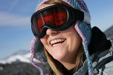 戴滑雪护目镜的妇女帽子微笑女士喜悦眼镜假期运动季节娱乐乐趣图片