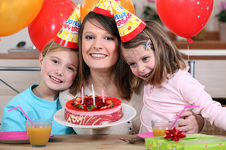 女人与孩子一起庆祝生日图片