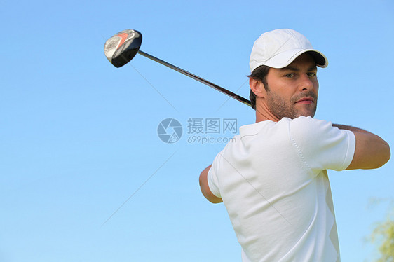 Golfer 挥一挥棕色专注娱乐运动头发蓝色运动员福利天空玩家图片