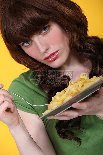 女人吃玉米饼化合物面条女士饥饿淀粉女性享受饮食营养盘子图片
