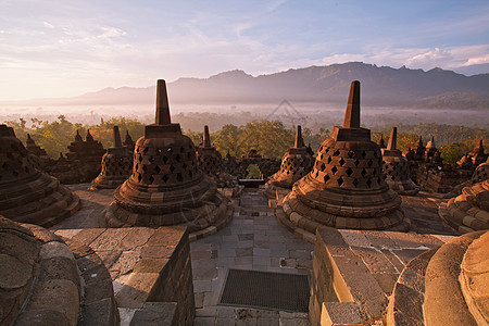 印度尼西亚博罗布杜尔寺庙佛教徒废墟仪式吸引力传统宗教墙纸天空装饰品石头背景图片