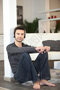 听音乐的人座位男性家庭沙发休息室音响微笑拉丁音乐技术图片