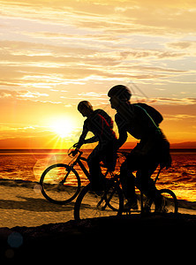 骑自行车的夫妇日落青少年墙纸冒险男生运动场地支撑日出旅游图片