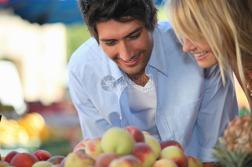在市场上买水果的年轻夫妇图片
