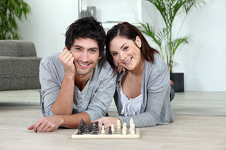 玩象棋的放松夫妇图片