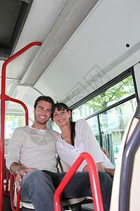 一对夫妇坐在巴士上图片