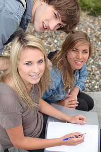 在外工作的青少年人数棕色写作学生女孩女性微笑白色金发男生男性图片
