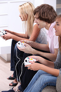 玩电脑游戏的青少年长椅电脑男人游戏男生白色女孩房子头发棕色图片