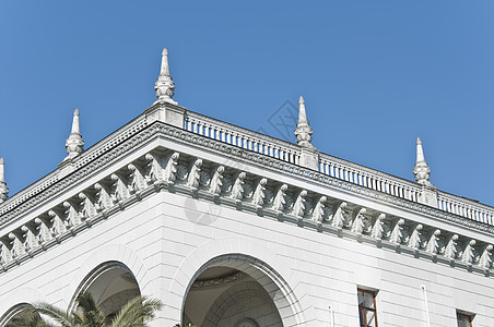火车站地标旅行飞檐白色建筑火车历史植物城市拱门图片