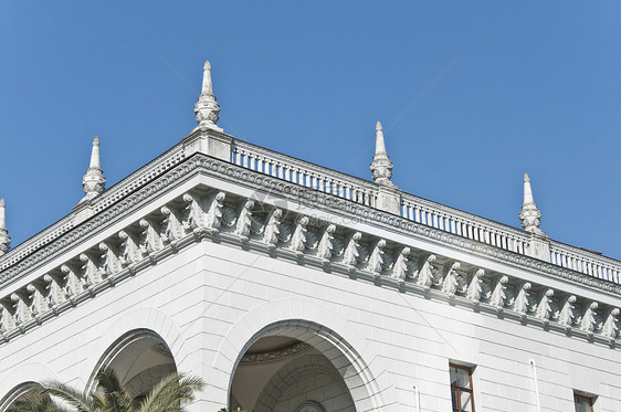 火车站地标旅行飞檐白色建筑火车历史植物城市拱门图片