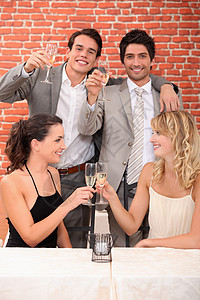 朋友们举杯敬酒男人成功情侣派对生日领带套装头发同事裙子图片