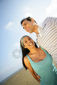 漫七夕情人节在海滩上散步的情侣丈夫妻子海洋恋人夫妻女朋友海岸线晴天衣服太阳背景