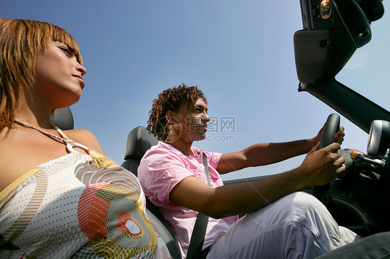 夫妇在可兑换汽车上夫妻青年车辆友谊旅行自由男生男性喜悦女孩图片