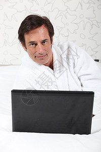 穿礼服的人头发浴衣笔记本微笑男性丈夫电脑敷料男人棕色图片