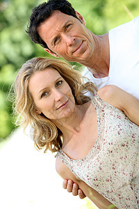 丈夫与妻子身边的手微笑眼睛男性女性拥抱个人白色头发男人金发图片