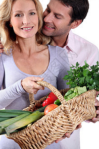 带蔬菜篮子的夫妇白色拥抱头发生活妻子关爱男人个人福利微笑图片