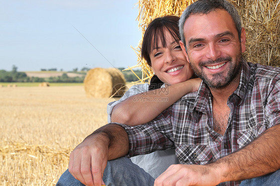 农业夫妇坐在干草旁图片