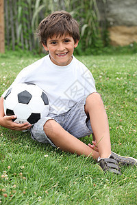带足球的小男孩图片