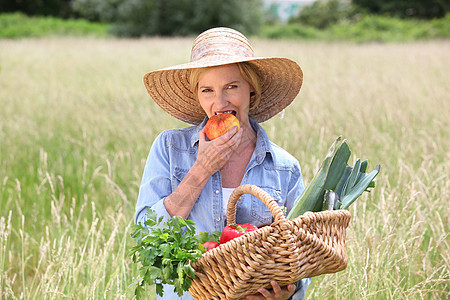 女人吃苹果福利女士女性帽子水果妻子稻草白色农村场地图片