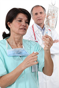 提供IV滴滴的医生和护士图片