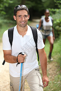 跨种族夫妇在森林中徒步旅行环境白色探险家树木糖霜旅行者远足者夫妻肩带男人图片