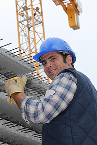 建筑工人 有加固混凝土板板男性建造职业工人男人安全帽服饰平板快乐手套图片