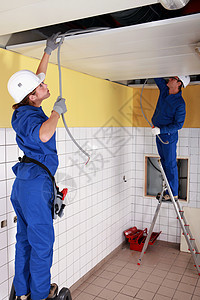 电工给大楼布线团队修理工工作技术员力量男性工人修理工程师天花板图片