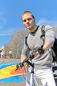 城市滑板场背景的BMX自行车骑手肖像活动城市文化青少年风险小轮车坡道运动闲暇手套图片