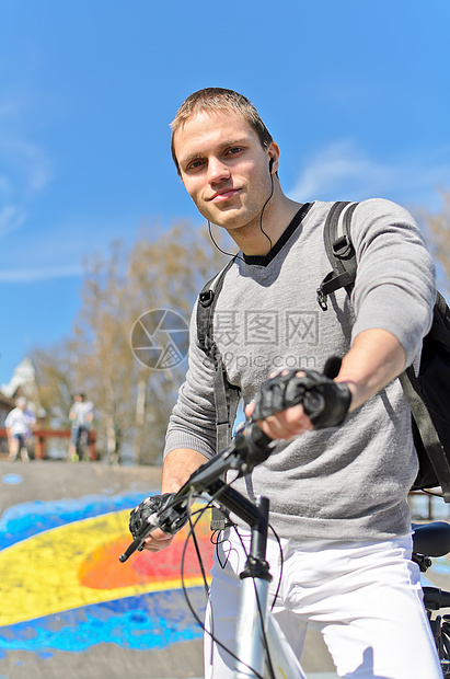 城市滑板场背景的BMX自行车骑手肖像活动城市文化青少年风险小轮车坡道运动闲暇手套图片