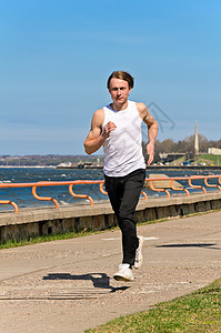 运动健壮的年轻男子在海岸线上奔跑行动天空力量速度海滩短跑海岸海洋训练男性图片