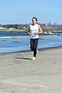 运动健壮的年轻男性在沙滩上奔跑天空成人跑步海滩速度海洋行动训练身体力量图片