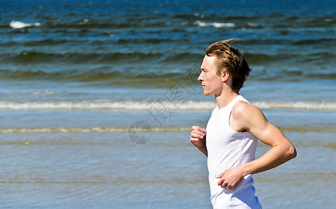运动健壮的年轻男性在沙滩上奔跑海岸海滩训练耐力速度跑步短跑天空海洋身体图片