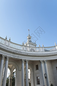 火车站城市白色拱门装饰品旅行飞檐火车历史中心植物背景图片