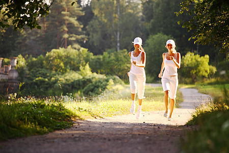 参加竞选的妇女头发慢跑锻炼火车女士公园森林树木赛跑者跑步图片