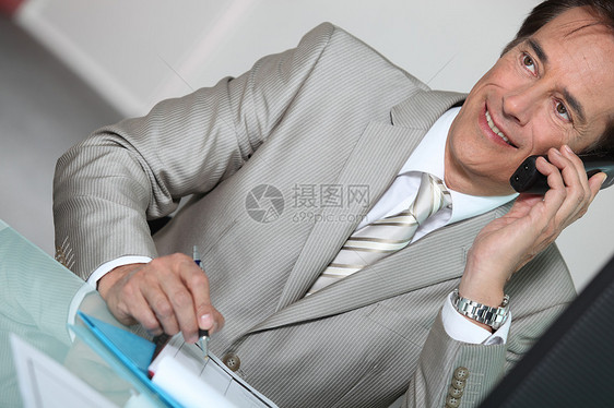 打电话的商务人士笑着微笑头发男人销售量办公室人士电话经理呼唤男性助手图片
